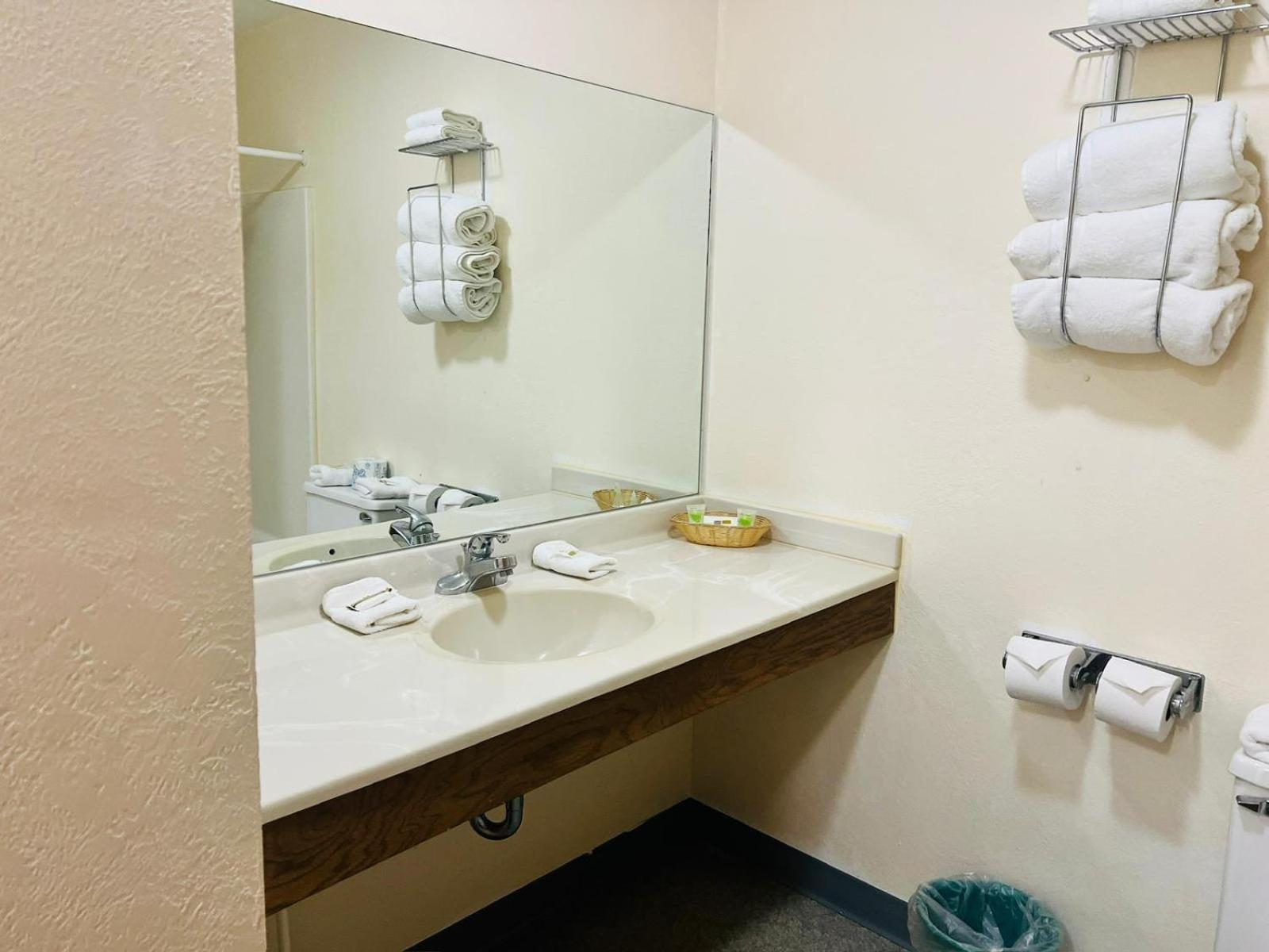 Villa Inn Motel Near Hwy 12 Wi Capital O Fort Atkinson ภายนอก รูปภาพ