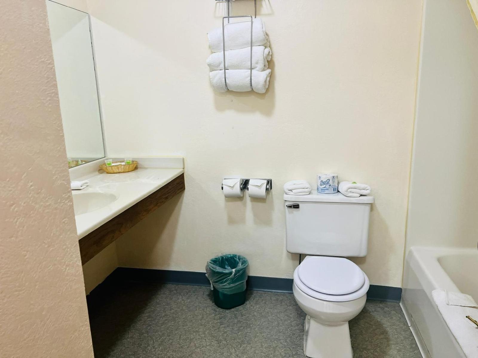 Villa Inn Motel Near Hwy 12 Wi Capital O Fort Atkinson ภายนอก รูปภาพ