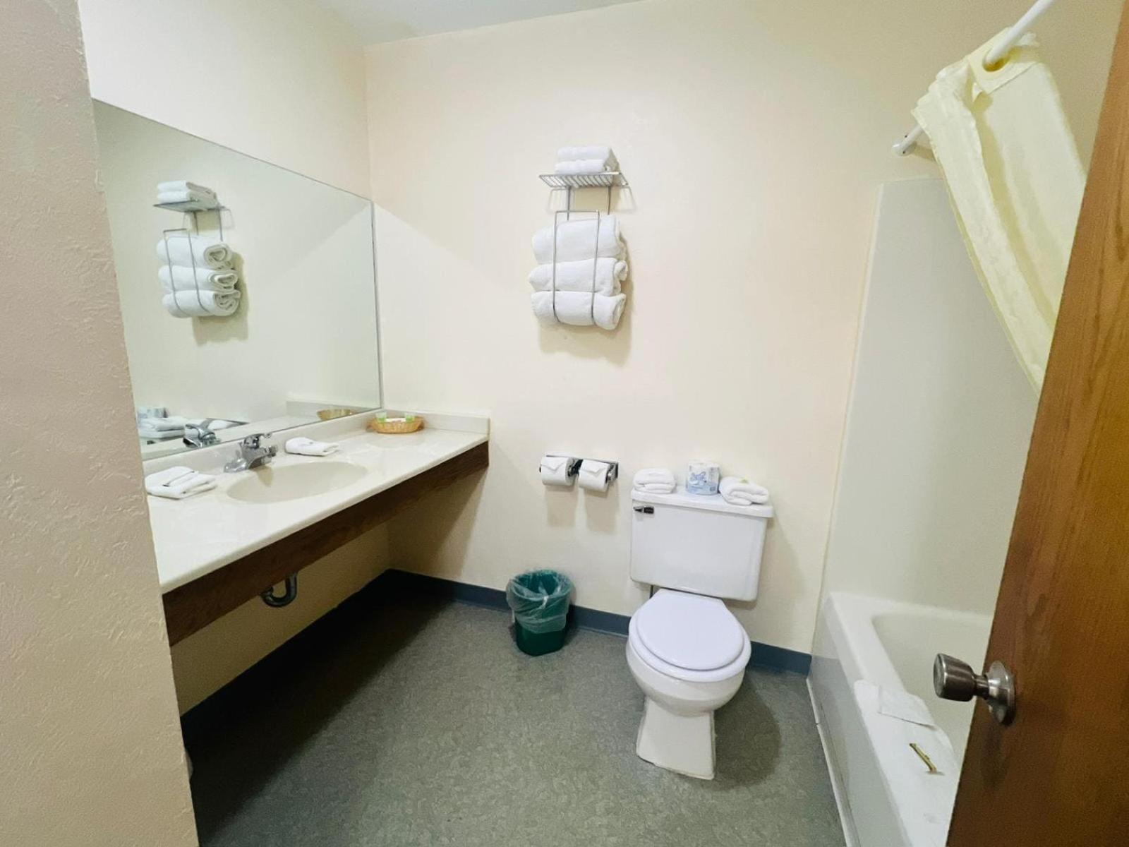 Villa Inn Motel Near Hwy 12 Wi Capital O Fort Atkinson ภายนอก รูปภาพ