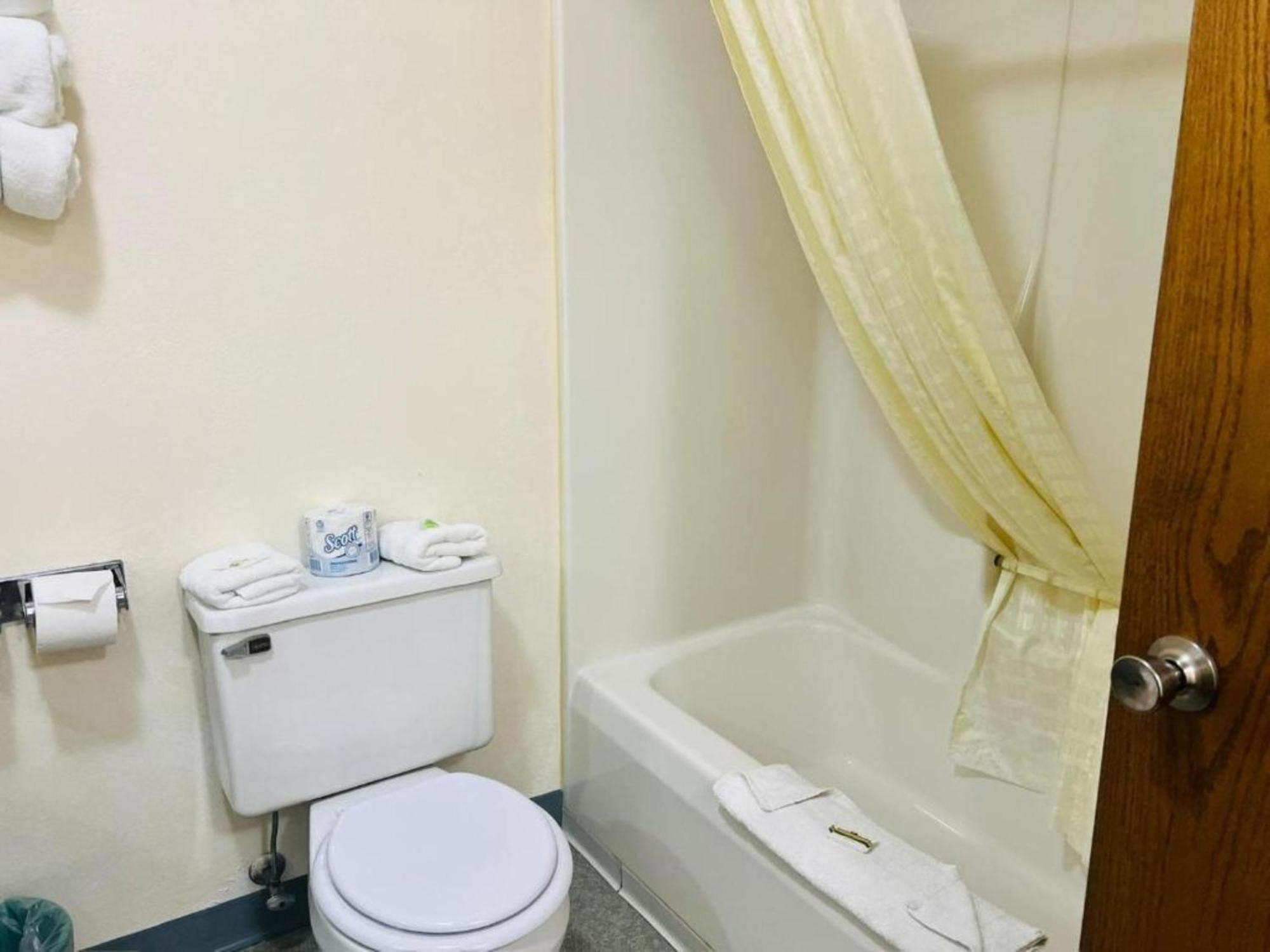 Villa Inn Motel Near Hwy 12 Wi Capital O Fort Atkinson ภายนอก รูปภาพ